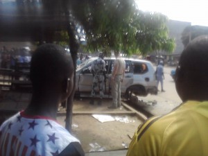 le v&eacute;hicule d'un pr&eacute;sum&eacute; meurtrier de jeunes filles. "cr&eacute;dit photo : Christ Koffi"