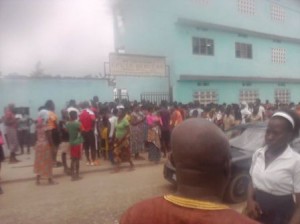rassemblement devant une &eacute;cole primaire Cr&eacute;dit photo : Christ Koffi