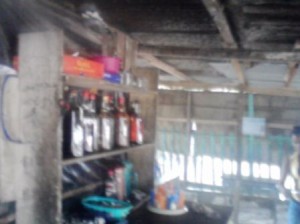 Bouteilles de koutoukou dans un cabaret, Crédit photo : Christ Koffi