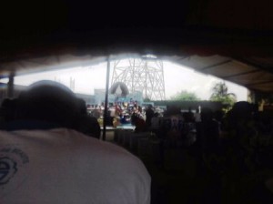 Chrétiens Catholiques en pleine méditation des 1000 Ave aux pieds de la Vierge Crédit Photo : Christ Koffi