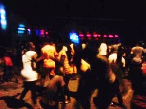 Ivoiriens dansant dans les rues de Yopougon après la victoire des Eléphants en finale Crédit photo : Christ Koffi