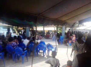 Des personnes venues méditer le chapelet du Crucifié Crédit photo : Christ Koffi