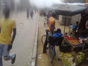 Vendeur de sachets plastiques "Cr&eacute;dit photo : Christ Koffi