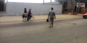 Vendeur de lait de vache &agrave; Abidjan "Cr&eacute;dit photo : Christ Koffi"