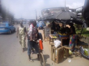 Vendeur de vin de palme "Cr&eacute;dit photo : Christ Koffi"