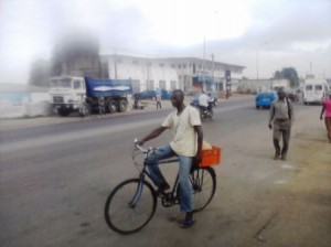 Livreur de poulet congel&eacute; Cr&eacute;dit photo : Christ Koffi