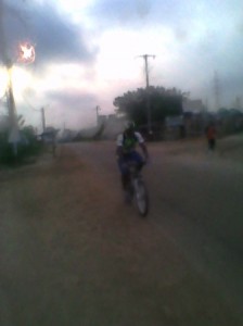 Cycliste abidjanais du samedi "Cr&eacute;dit photo : Christ Koffi"