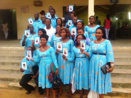 L'Eveil Missionnaire Catholique et son fondateur, Valentin Memel Ly, en blanc CC Jean Christ Koffi